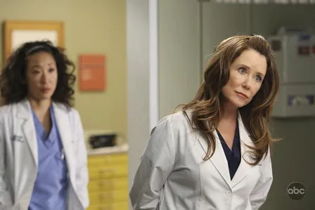 Cristina Yang y la doctora Virginia Dixon, interpretada por Mary McDonnell, en Grey’s Anatomy