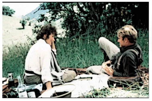 Meryl Streep y Robert Redford de picnic en la sabana en Memorias de África