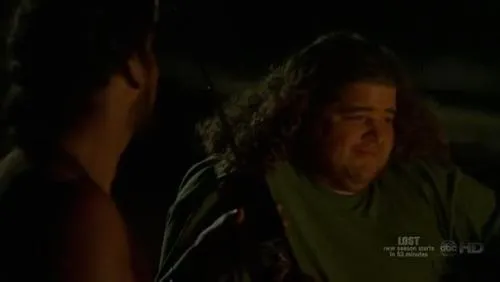 Hurley de noche en la selva en Lost