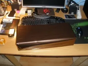Caja de regalo envuelta en papel marrón sobre un escritorio