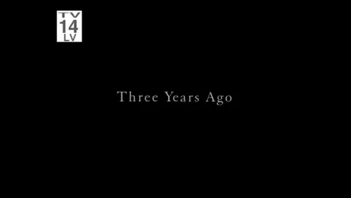 Rótulo «Three years ago» sobre fondo negro en Lost