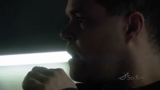 Perfil de un hombre en la penumbra en Battlestar Galactica