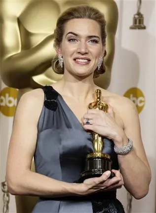 Kate Winslet sosteniendo su Óscar