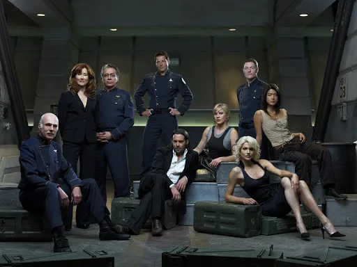 Foto promocional del reparto de Battlestar Galactica en la cubierta de vuelo