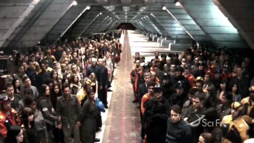 Una multitud reunida en el hangar del Galactica