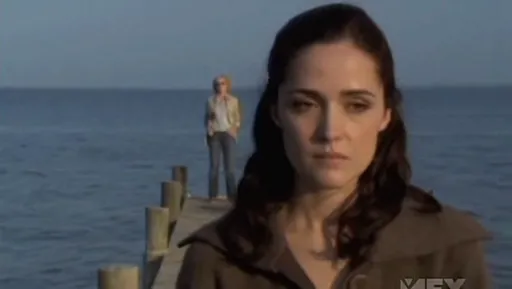Ellen Parsons en un embarcadero con Patty Hewes al fondo en Damages