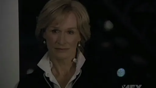 Patty Hewes con mirada seria en Damages