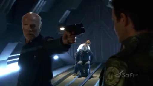Saul Tigh apuntando con una pistola en Battlestar Galactica