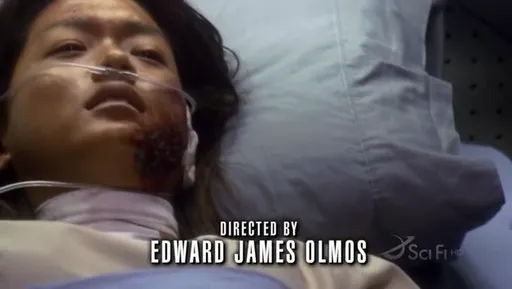 Boomer herida en una camilla con el rótulo «Directed by Edward James Olmos» en Battlestar Galactica