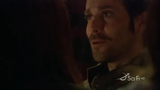 Tom Zarek en la penumbra en Battlestar Galactica