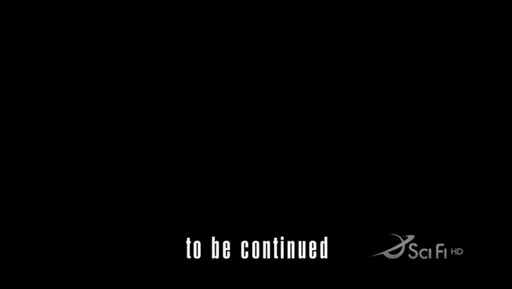 Rótulo «to be continued» sobre fondo negro en Battlestar Galactica