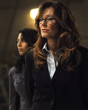Laura Roslin con traje oscuro en Battlestar Galactica