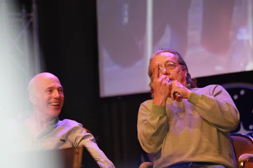 Michael Hogan y Edward James Olmos riéndose en el escenario de la FedCon