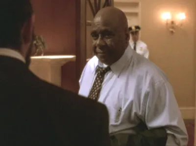 Un hombre con camisa blanca y corbata en un despacho de la Casa Blanca en The West Wing