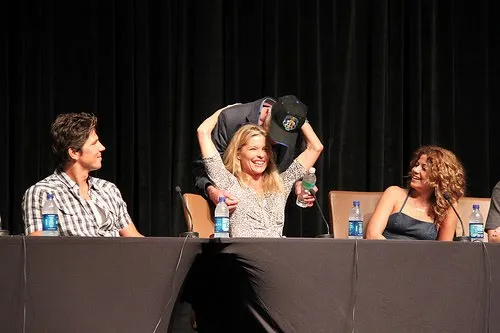 Kate Vernon y Luciana Carro en el panel mientras Michael Hogan aparece por detrás con una gorra