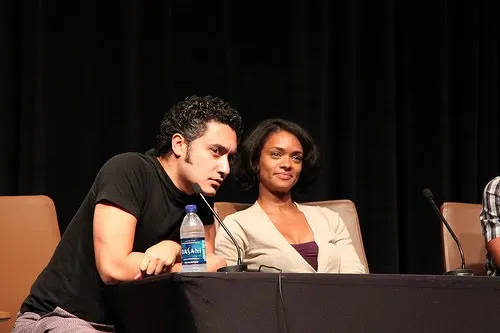 Alessandro Juliani y Kandyse McClure sentados en la mesa del panel de la Dragon Con