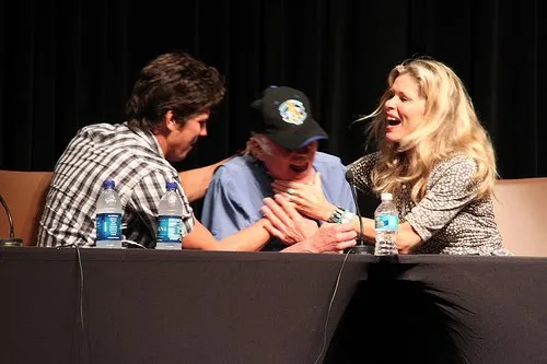 Michael Trucco, Michael Hogan y Kate Vernon riéndose en el panel de la Dragon Con