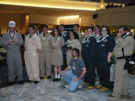 Grupo de cosplayers con monos de trabajo y collares de flores en la Dragon Con
