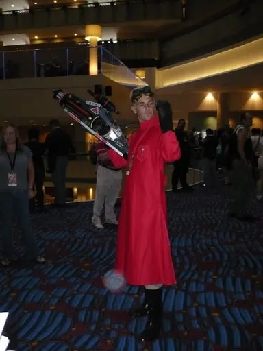 Cosplayer con gabardina roja en el vestíbulo de un hotel de la Dragon Con
