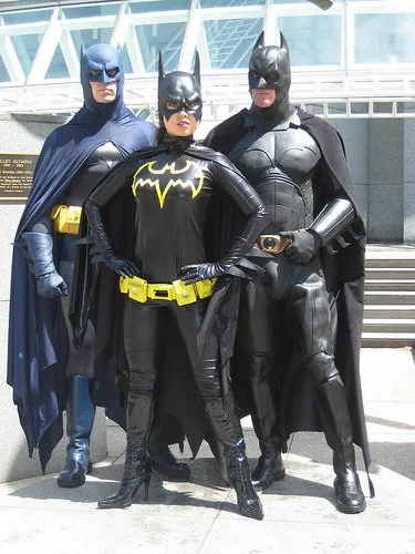 Tres cosplayers de Batman y Batgirl en la Dragon Con