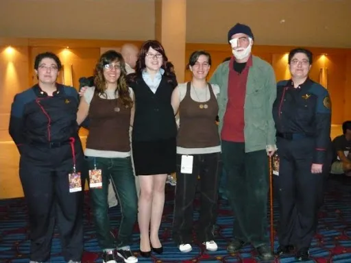 Dids y sus amigas disfrazadas de la Iniciativa Dharma junto a un fan disfrazado de Faraday en la Dragon Con