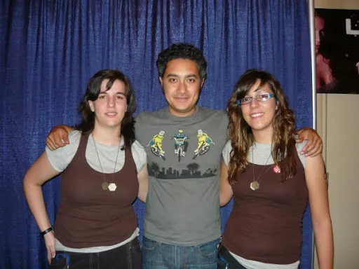 Dids y una amiga posando con un actor en la Dragon Con