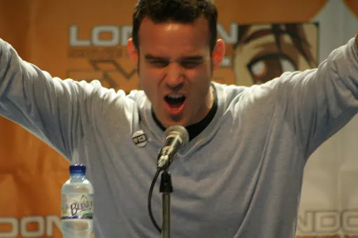 Eddie McClintock con los brazos abiertos en su panel de la London Expo