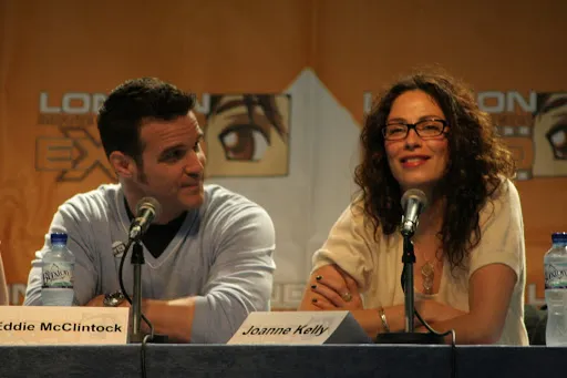 Eddie McClintock y Joanne Kelly en su panel de la London Expo