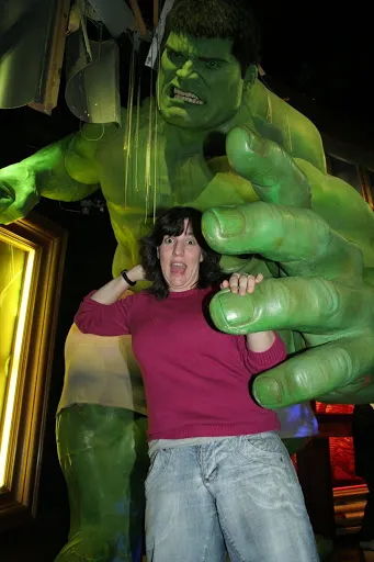 Dids posando con la figura de Hulk