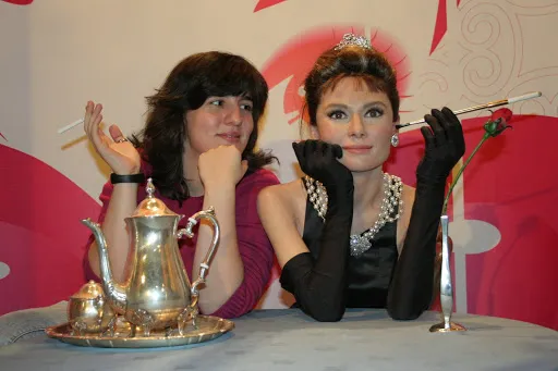 Dids posando con la figura de cera de Audrey Hepburn