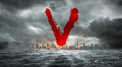 Logo de V sobre una ciudad bajo un cielo tormentoso