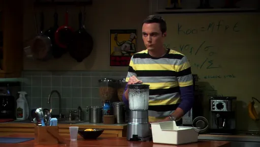 Sheldon con camiseta de rayas en la cocina en The Big Bang Theory