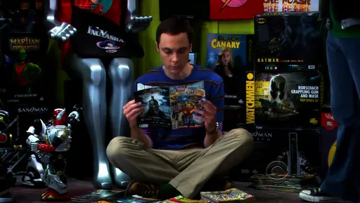 Sheldon sentado en el suelo de la tienda de cómics leyendo en The Big Bang Theory
