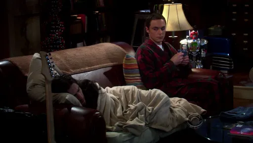 Sheldon en el salón con Penny dormida en el sofá en The Big Bang Theory