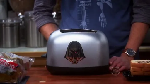 Una tostadora con el emblema de un cylon en The Big Bang Theory