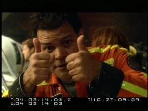 Un actor levantando los pulgares en el gag reel de Battlestar Galactica