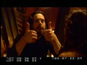Gaius Baltar levantando los pulgares en el gag reel de Battlestar Galactica