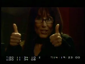 Mary McDonnell levantando los pulgares en el gag reel de Battlestar Galactica