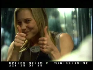 Katee Sackhoff levantando los pulgares en el gag reel de Battlestar Galactica
