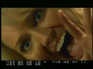 Starbuck riéndose y tapándose la cara en el gag reel de Battlestar Galactica