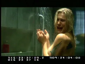 Starbuck en la ducha haciendo muecas en el gag reel de Battlestar Galactica