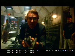 Saul Tigh apuntando con un arma en el gag reel de Battlestar Galactica