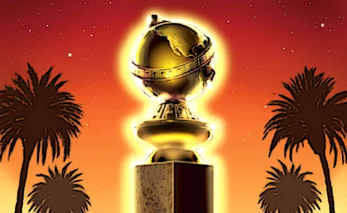 Estatuilla dorada de los Globos de Oro entre palmeras