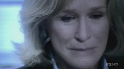 Patty Hewes con los ojos llorosos en Damages
