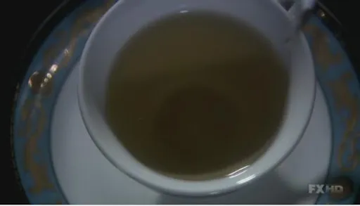 Una taza de té vista desde arriba en Damages