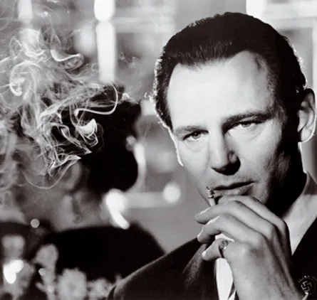 Liam Neeson como Oskar Schindler en blanco y negro en La lista de Schindler
