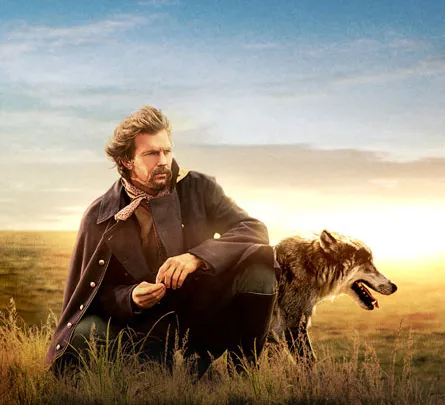 Kevin Costner sentado en la pradera junto a un lobo en Bailando con lobos