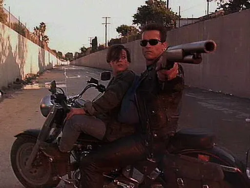 Terminator y John Connor en una moto en Terminator 2