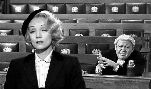 Marlene Dietrich y Charles Laughton en el tribunal en Testigo de cargo