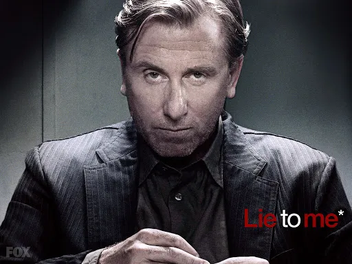 Tim Roth como Cal Lightman en un póster de Lie to Me
